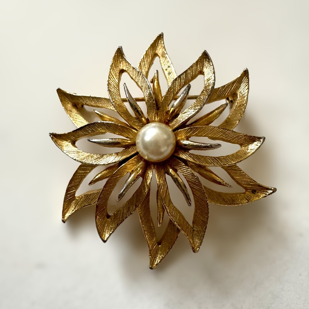 Vintage Lisner Gold Tone Layered Flower Faux Pearl Pin Brooch